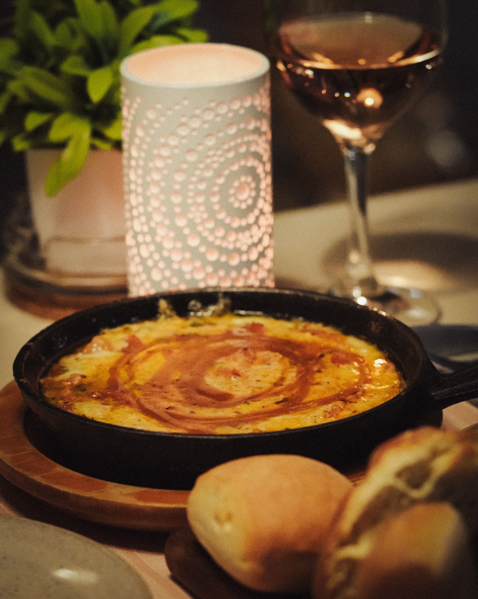 Sizzling skillet dish with rosé wine